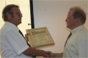 Eberhard H�rrmann Gebietsbeauftragter DMFV Verein bekommt Urkunde. 25 Jahre ALB-MFC Hohenstein Jubil�ums-Modellflugtag 02.07.2006